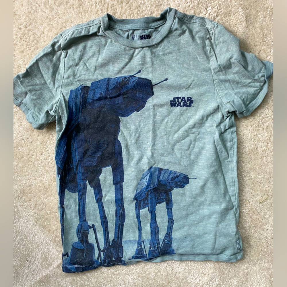 GAP khaki free Star Wars tshirt. Like new. No pet/smoking house.